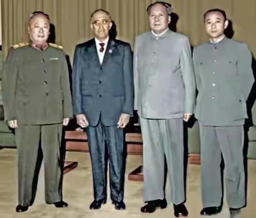 1960年10月30日，北京。
苏发努冯亲王率领老挝代表团访华，毛主席接见老挝代
