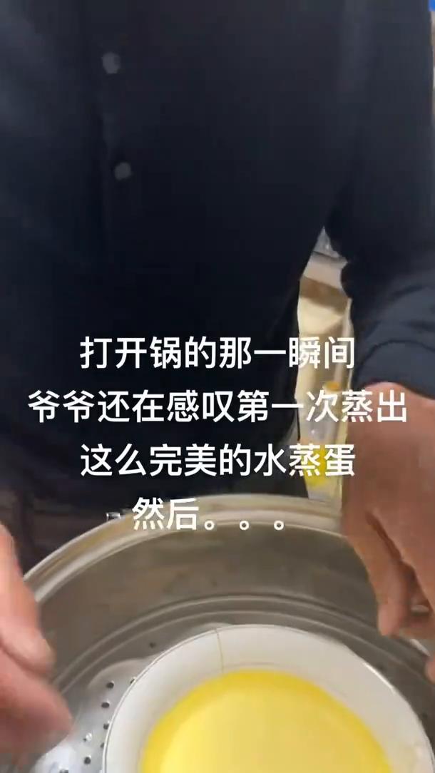 想笑不会笑，想笑不会笑。