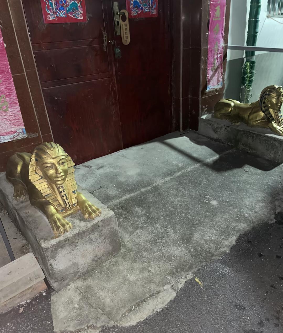 大门口放两只狮身人面的狮子，屋主人真是人才中的人才啊[允悲]

人才