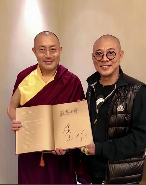 多年前，李连杰的西藏师傅告诉李连杰让他把自己鼻子上的一个痦子去掉，李连杰便听话的