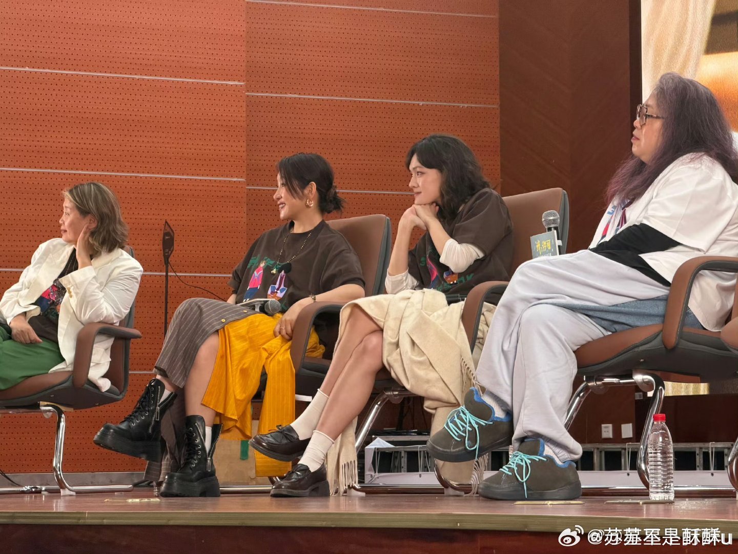 我许可 没有刻意冲突，只有细腻的女性成长。文淇与秦海璐演技炸裂，把两代人的理解与