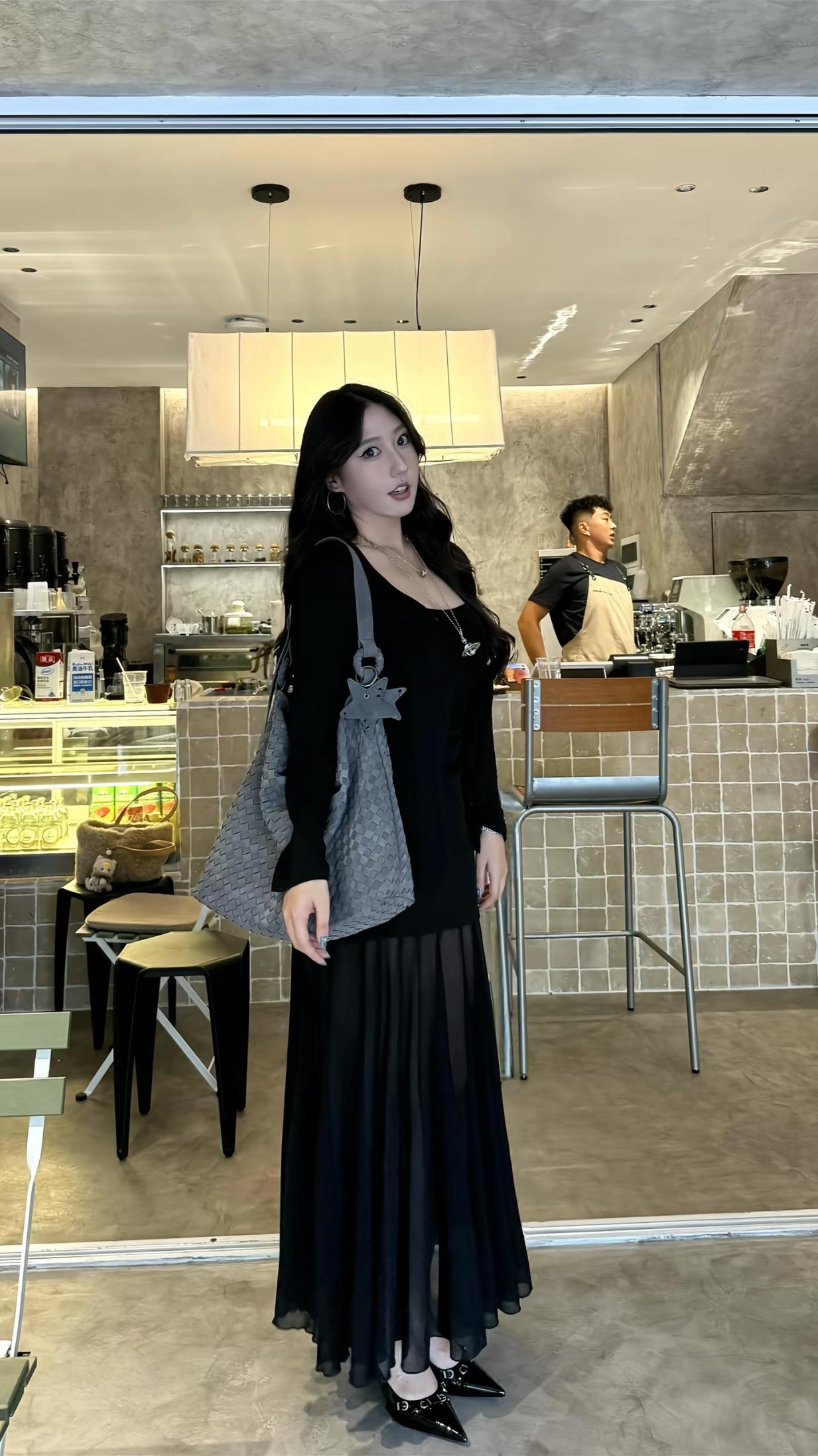 咖啡香里话春秋，美人倚栏思悠长。美女人像群高清美女
