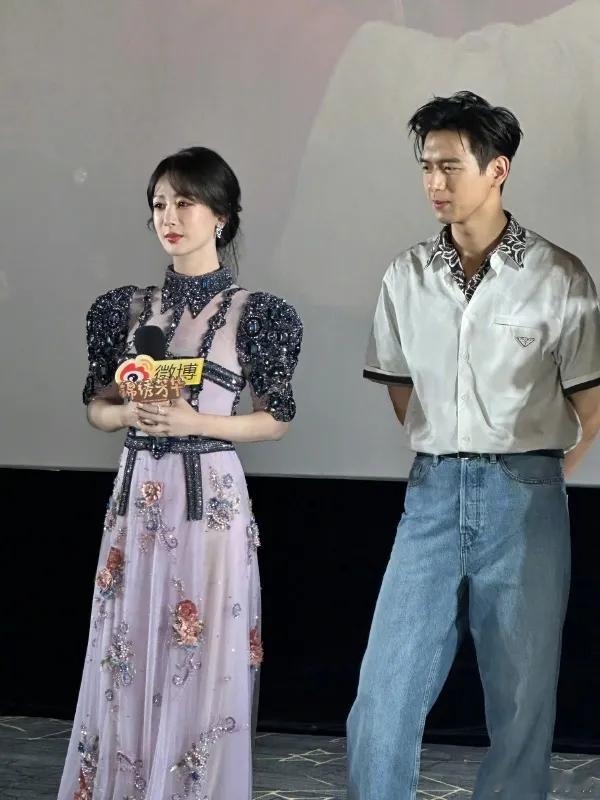杨紫和李现一起宣传新剧，两位站在一起真的好般配，像一对年轻的情侣。 ​​​