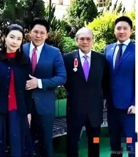 霍启刚与郭晶晶婚后十分幸福，与家人相处和睦，展现出家族的和谐兴旺，一家人在各种活