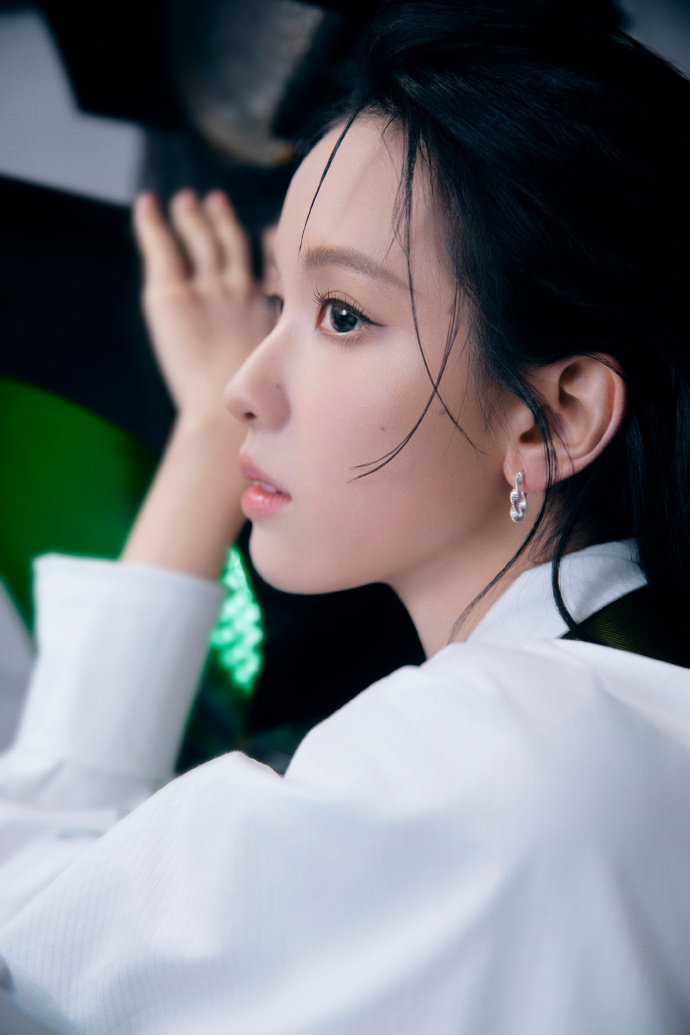 陈都灵湿发眼镜Look 陈都灵白衬衫湿发背头霸总感 陈都灵湿发眼镜Look，陈都