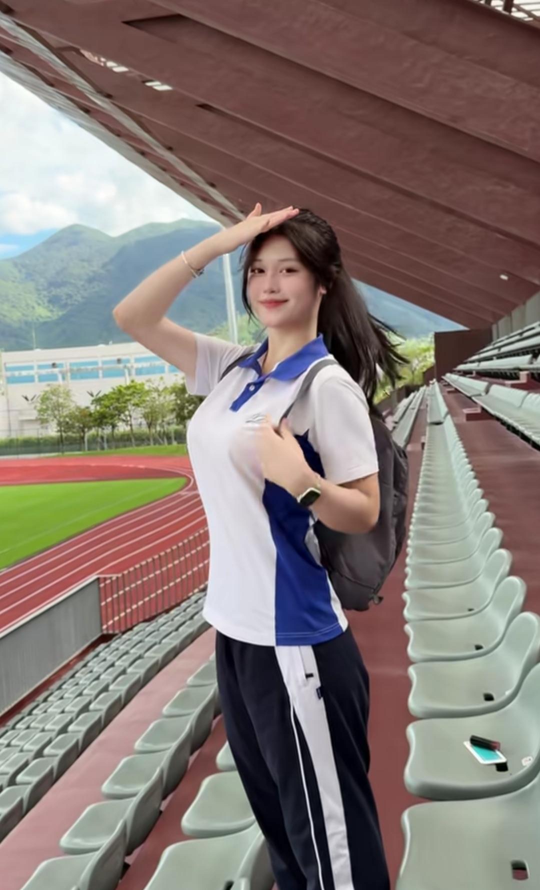 校园操场的椅子，历来是青春自拍的理想背景。瞧那在操场椅子上用深圳校服女生款自拍的