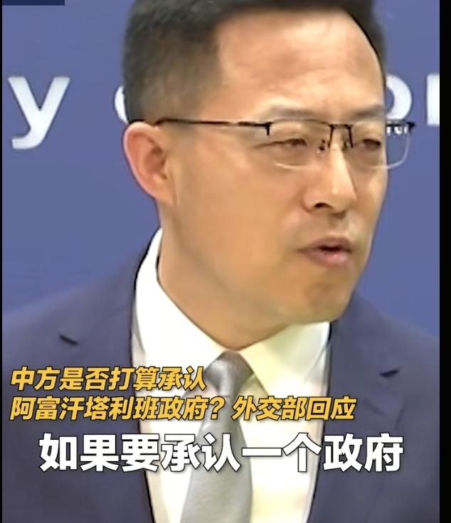 快讯，快讯
阿富汗那边话题刚有点降温，
镜头一转，临时政府国防部长雅各布在发布会