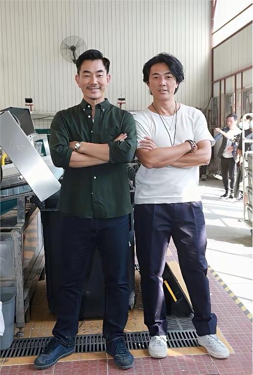 任贤齐与郑伊健的合影，一位乐坛大咖，一位影坛大腕，但两人都唱歌和演电影。

这是