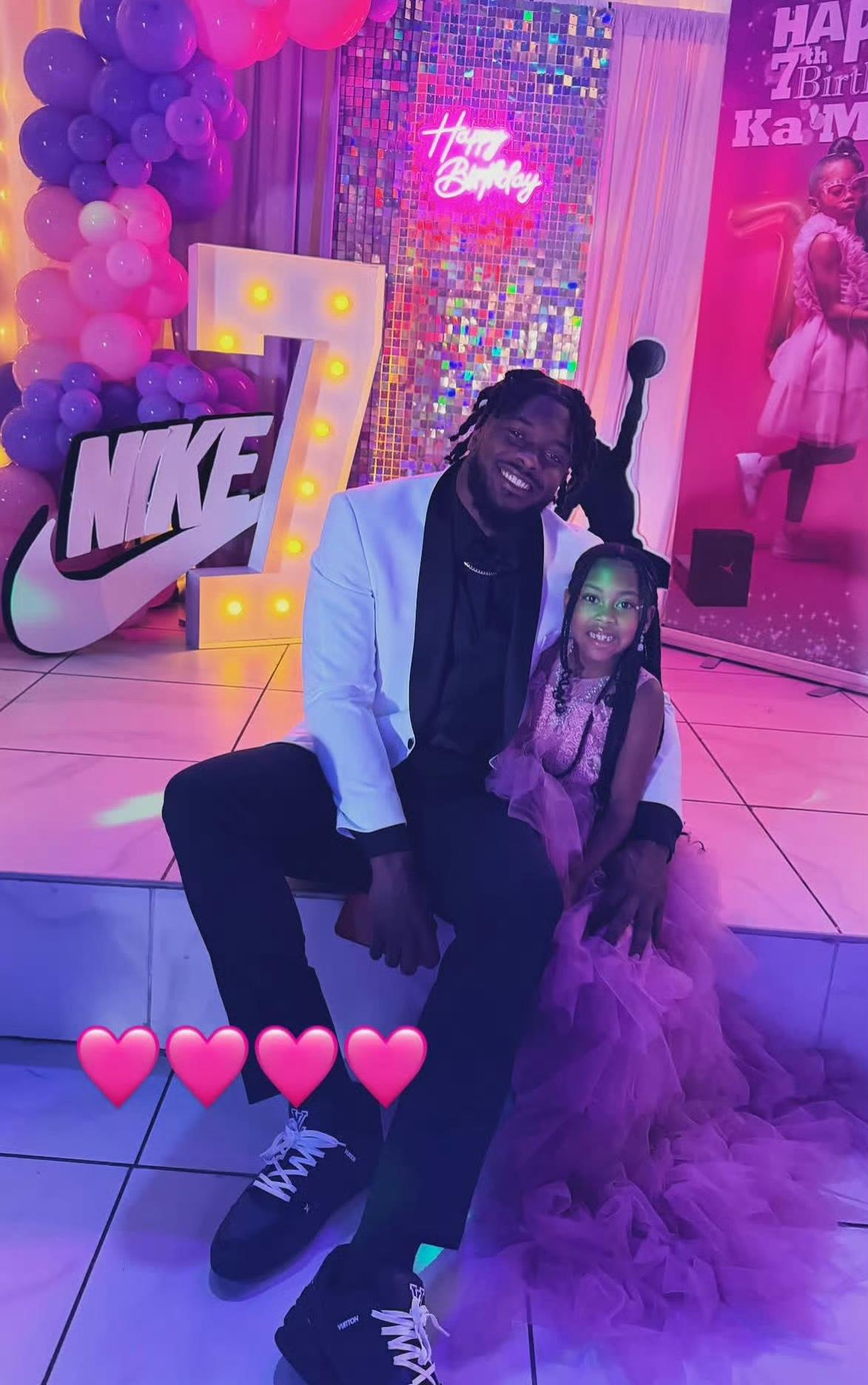 原CBA外援奥利弗为女儿举办7周岁生日party，没比赛的日子倒是轻松潇洒。
