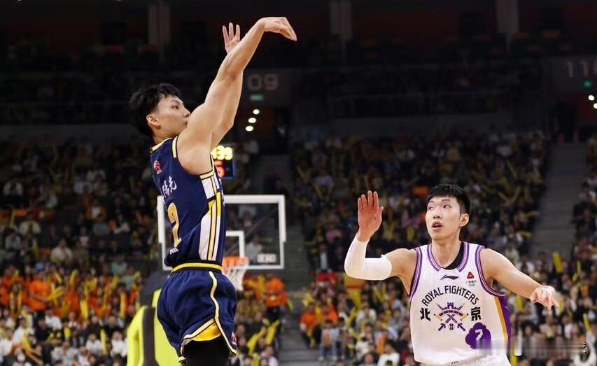 广东宏远本赛季存在四大问题，不解决争冠没戏，进四强都难！
先后被浙江稠州和北控队