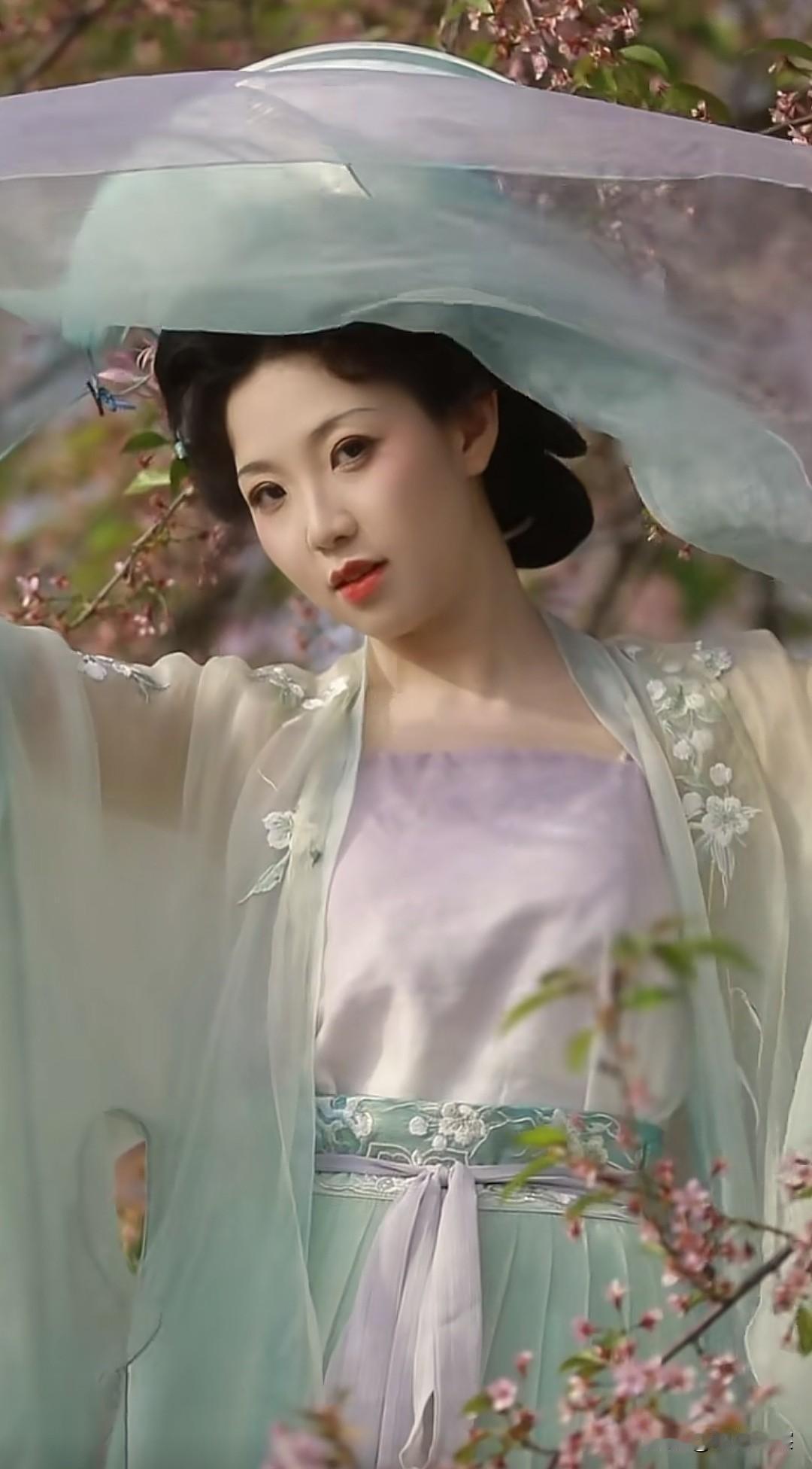 花间美人，风姿绰约。