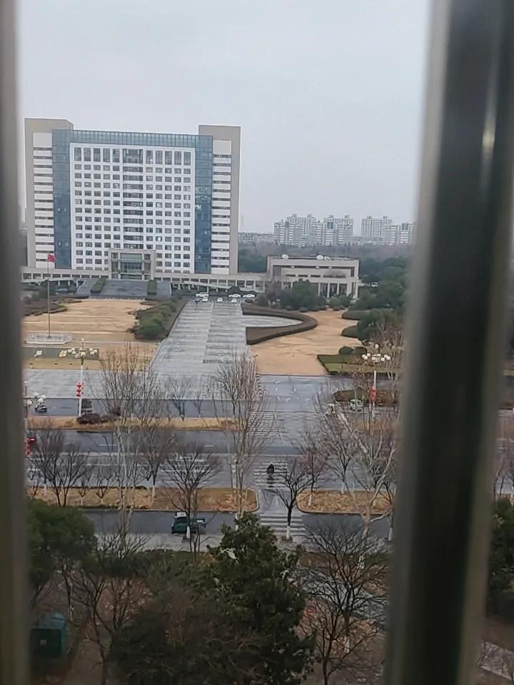 今天开始降温了！由于夜里下了小雨夹雪，早上路上很滑，本来想去跑步的，走到半路，实