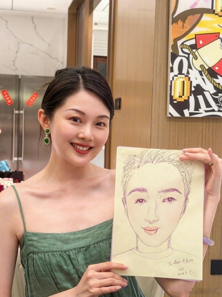 不懂就问，晚晚这是画的虞书欣吗 