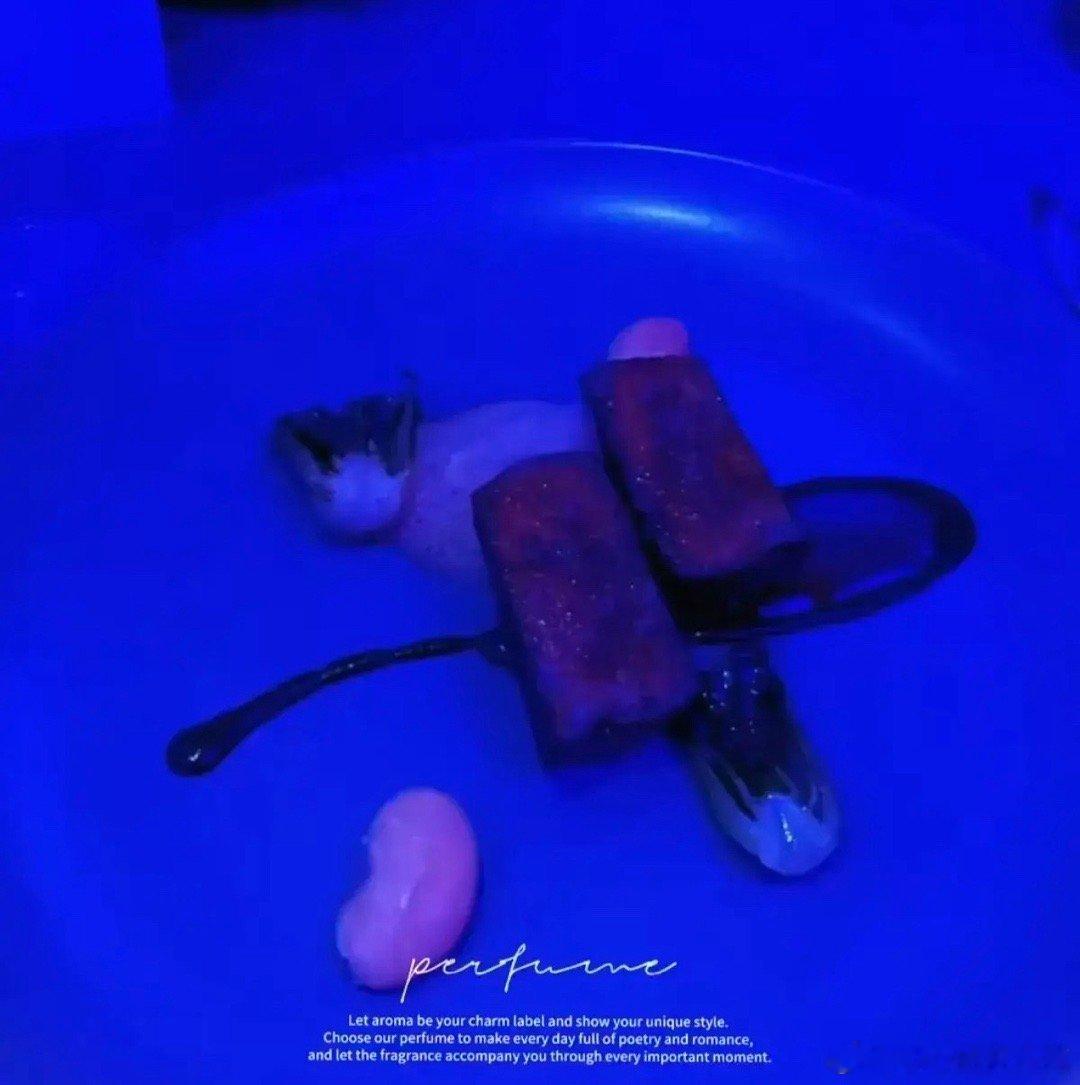 汪小菲在一家高级餐厅给马筱梅庆生！还邀请了很多好朋友，定了两层高的大蛋糕！马筱梅
