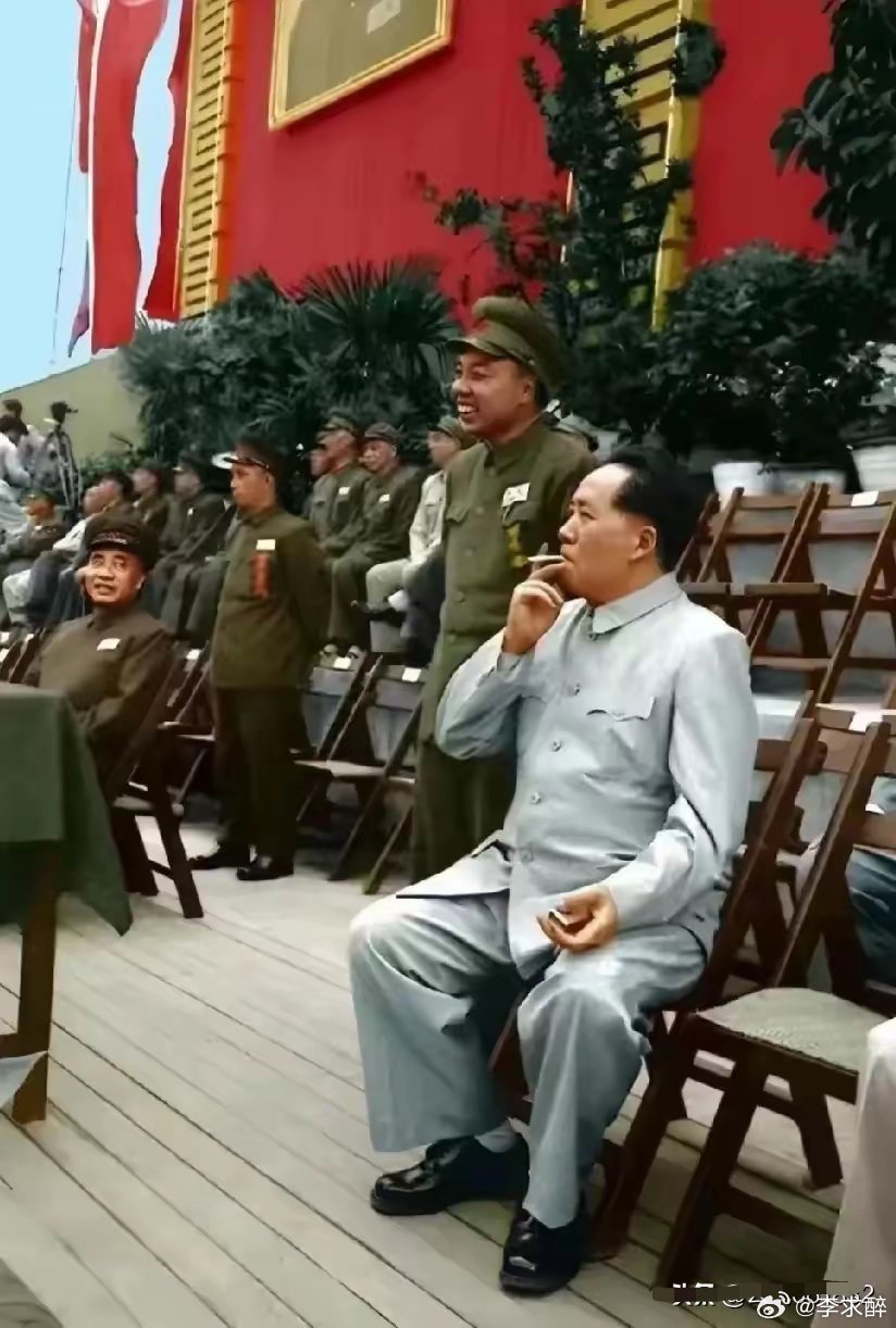 主席旁边的将军是谁，你看笑得多开心，连朱老总都忍不住转头看他！（转） 