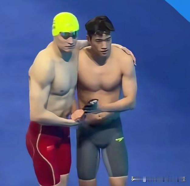 孙杨不愧为“浪里白条”，这全身皮肤真白净。
全运会上孙杨和潘展乐在一起，潘展乐的