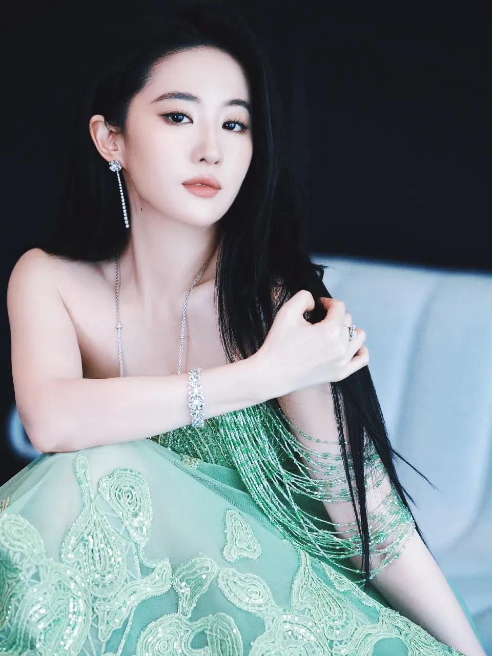 @刘亦菲 最新～千年修来的缘份[给力][比心]
