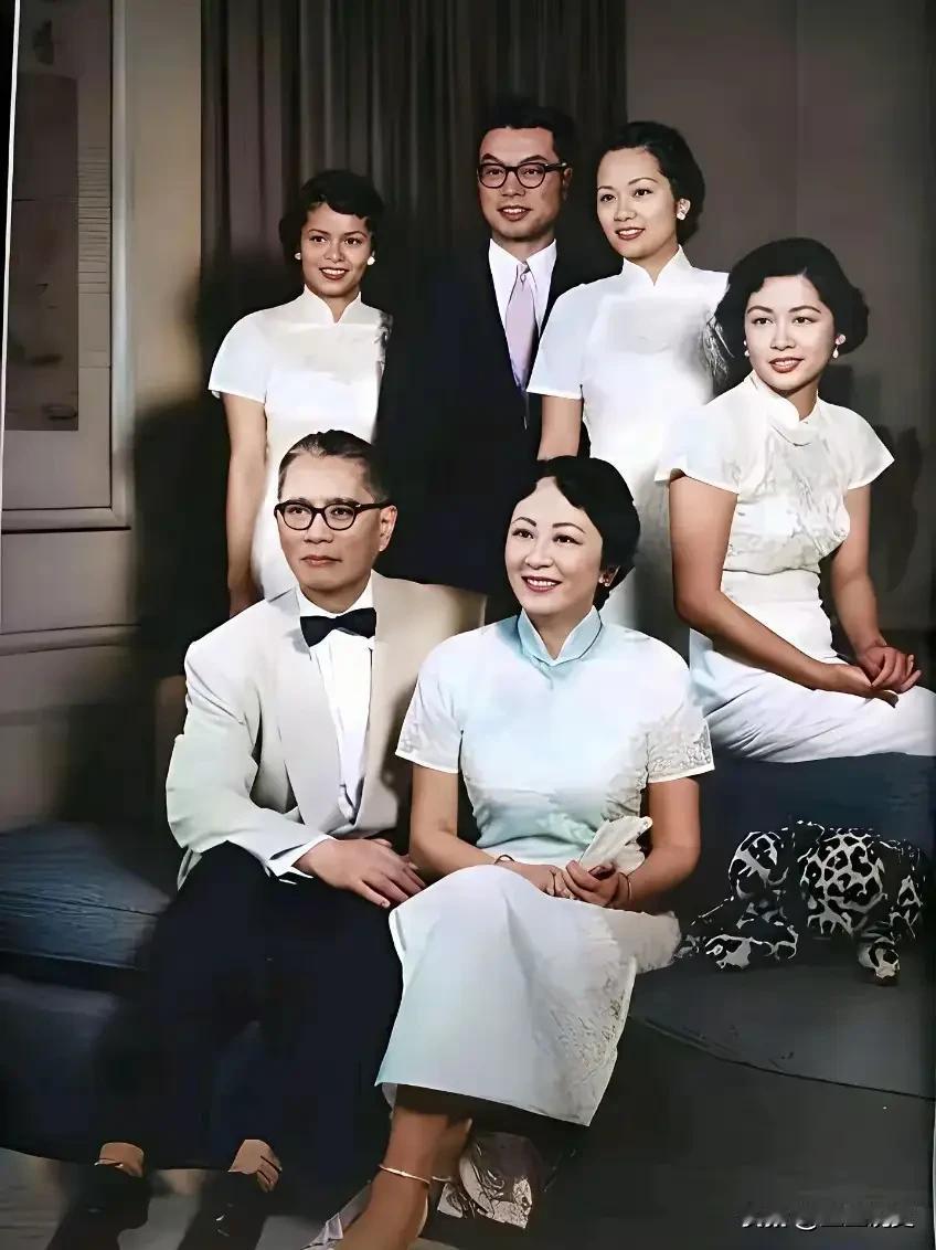 1970年，宋子文一家在美国的全家福。照片里，年轻的宋子文和妻子张乐怡坐在沙发上