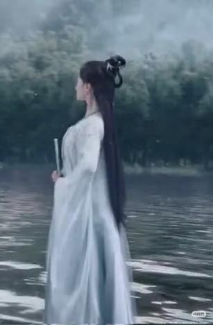 刘诗诗和卢昱晓俩人的仪态是一个极端到另一个极端[吃瓜群众]中和一下就好了[吃瓜群