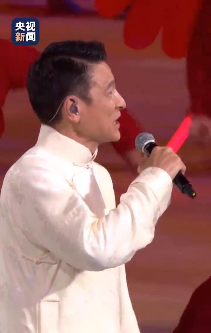 全场大合唱太燃了！刘德华唱响《中国人》。
央视新闻。
中华人民共和国第十五届运动