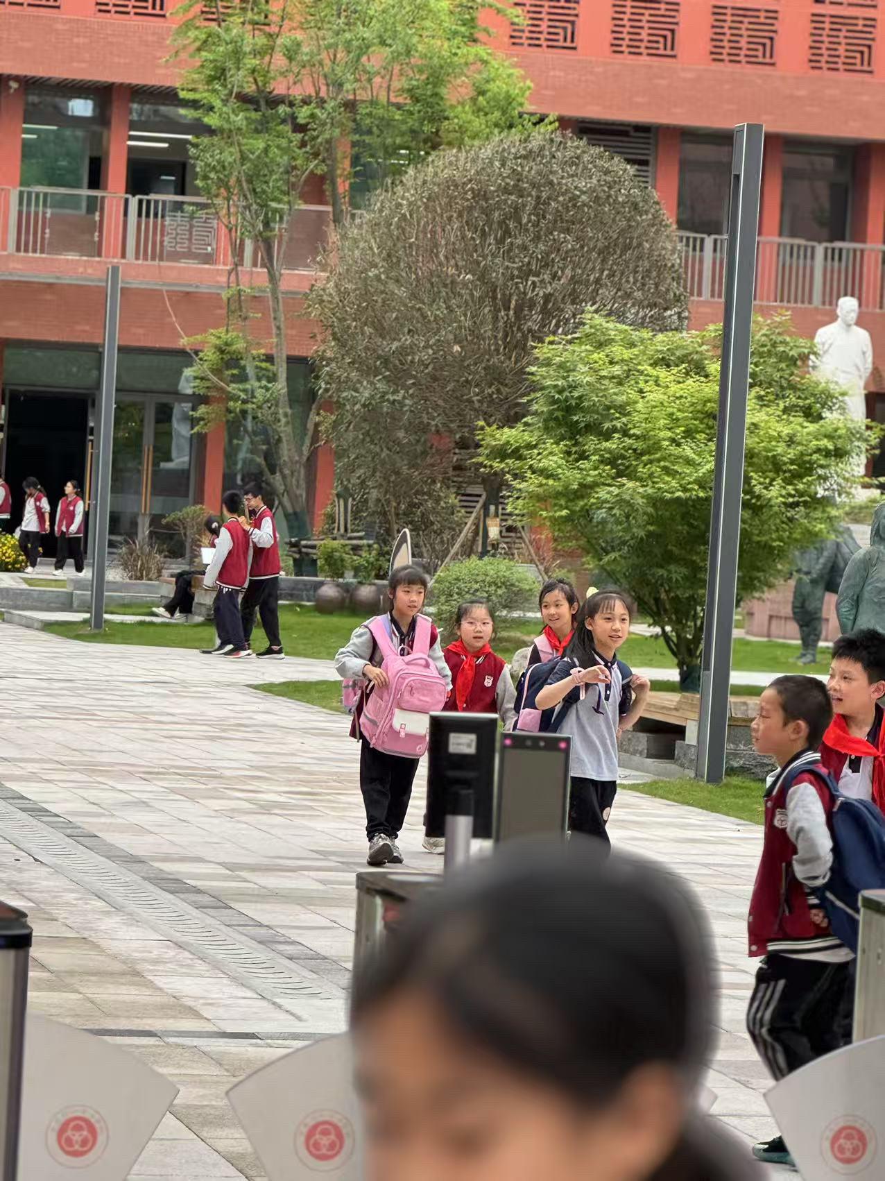 感恩遇见了那么多好的人❤️后面背着自己的书包前面挂着豆豆的书包，手里牵着豆豆，走