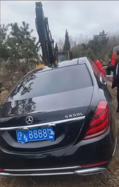 辽宁惊现最奢华陪葬！4月9号，网友爆料，疑似某地一位有钱人离世，家人竟用一辆崭新