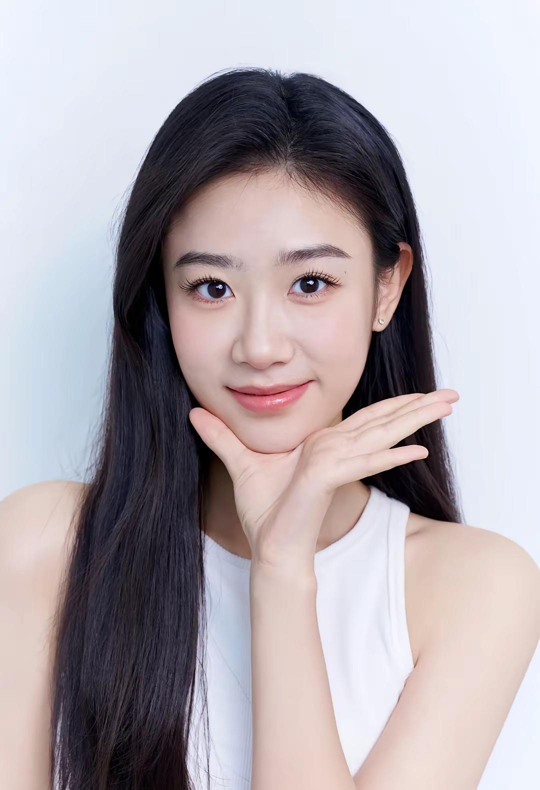 玉人倚栏，笑语盈盈。