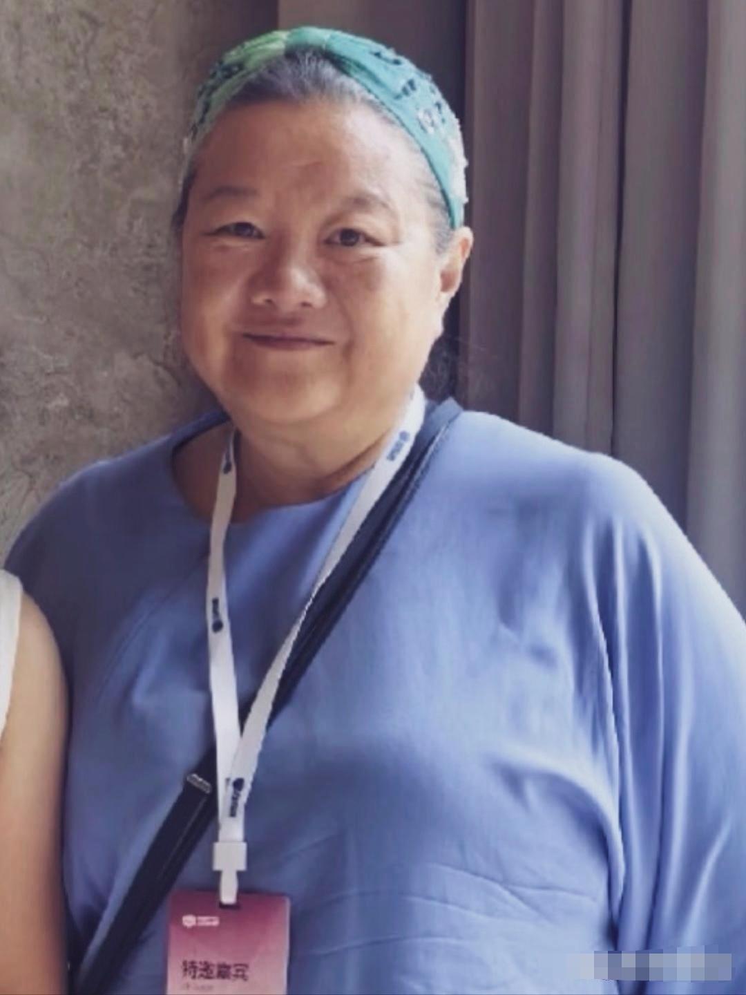 一件淡蓝色宽松上衣，体态臃肿，她是个才女，也是真正的名媛，知道她是谁吗？