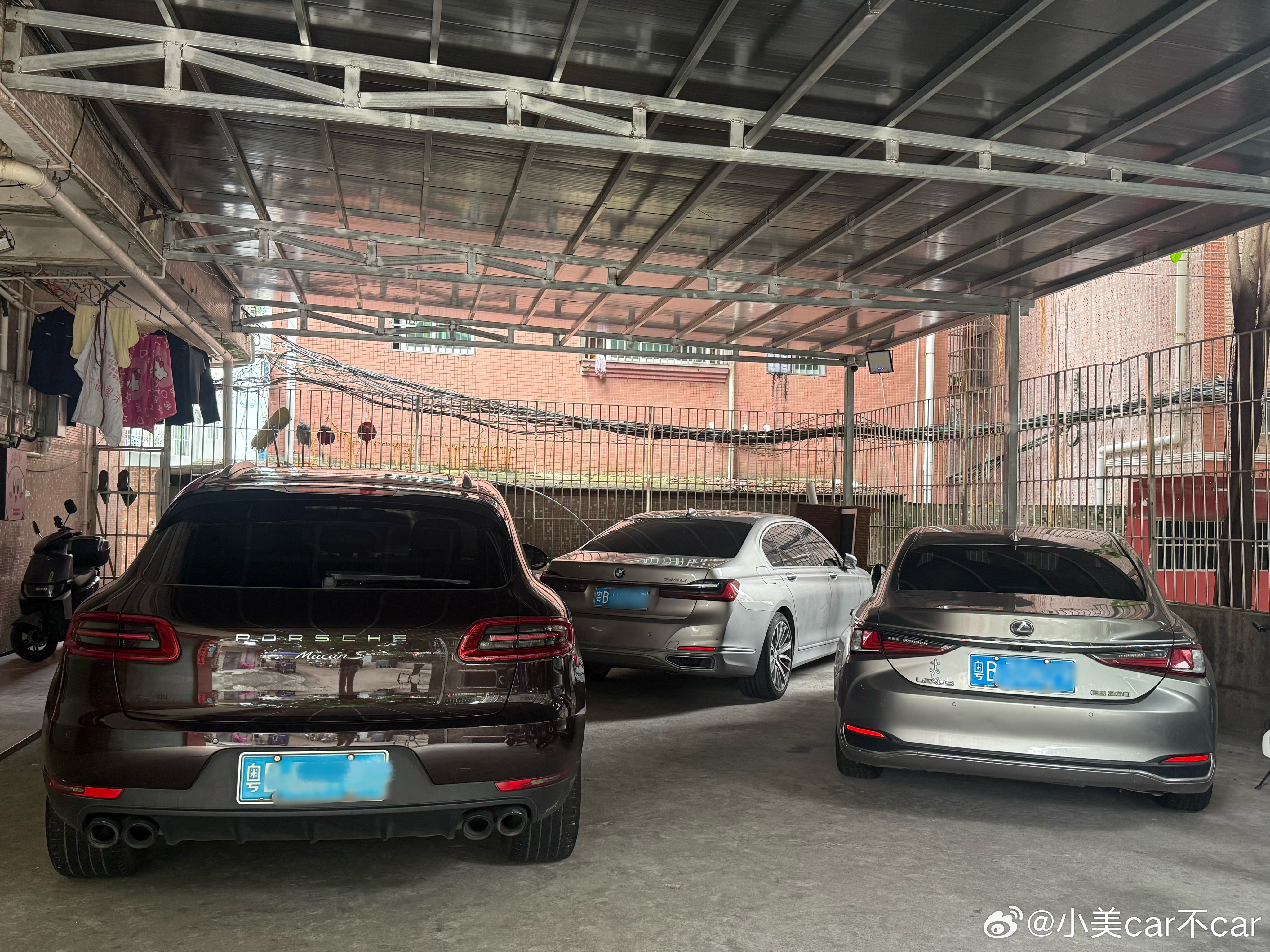分享一下我的小小车库[偷笑]其实海豚才是他们的老大，是有独立充电位的[举手]不过