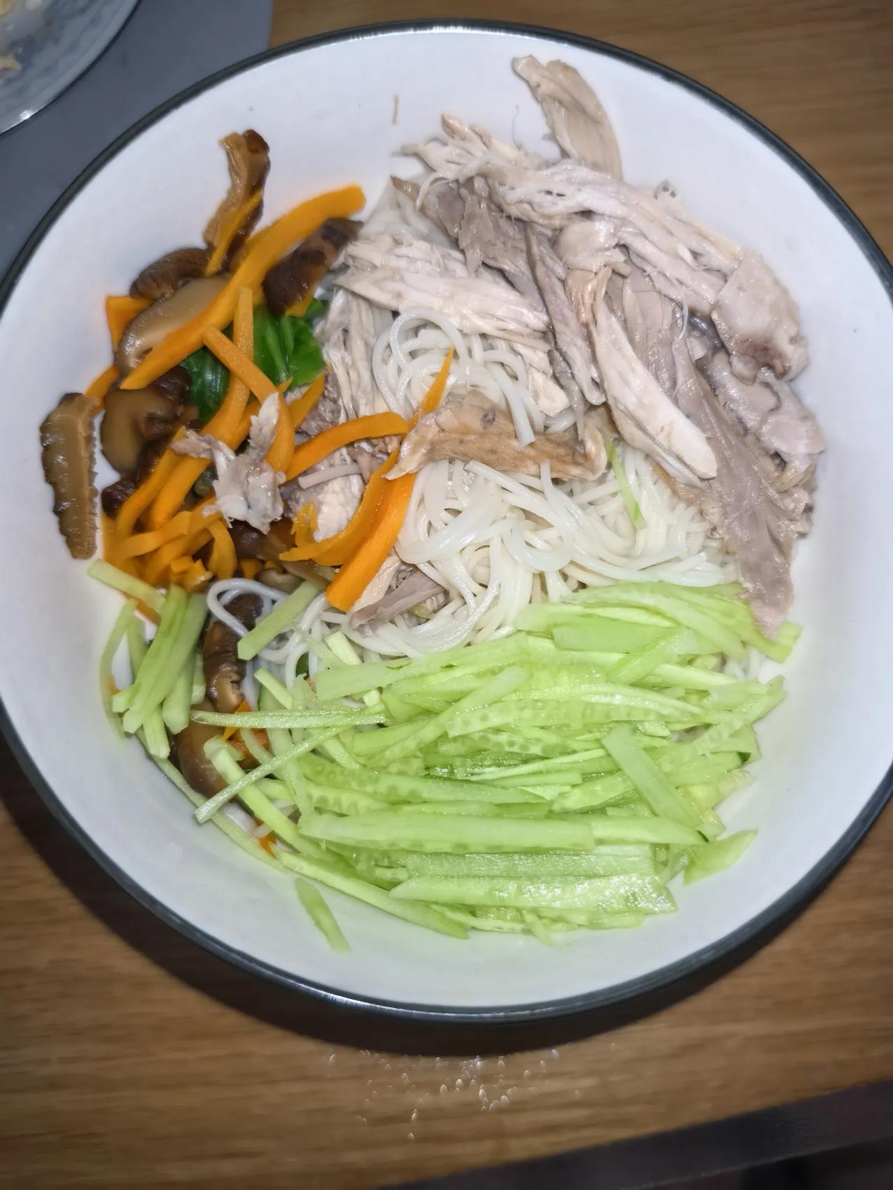 第1次尝试做这种鸡丝凉面。
昨天买了一个小公鸡，
于是想着今天做一个鸡丝凉面。