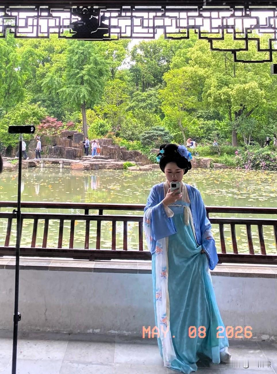 虎丘一榭园，游人如织留倩影，巧妙引“塔影山光”入池，营造出独具魅力的特色景观。在