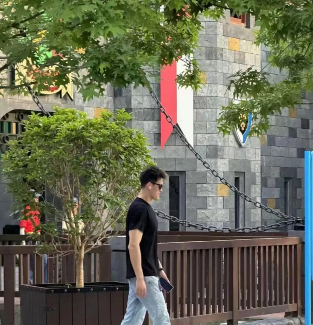 游泳名将孙杨携张豆豆一家逛乐高乐园，2岁半女儿坐推车，大长腿格外吸睛 
