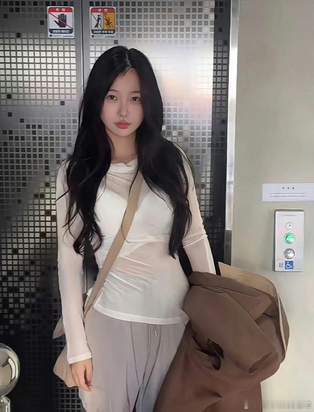 虞书欣这个上衣真的好看吗？ ​​​