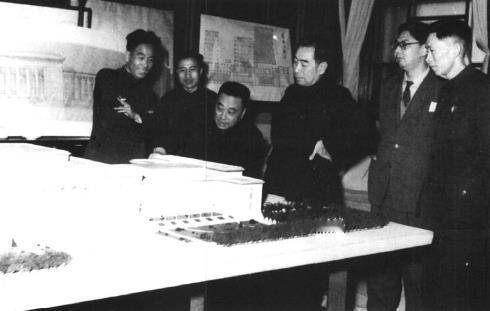 1959年3月，周恩来审查人民大会堂模型。左一万里，左二(前)张镈，右二张开济。