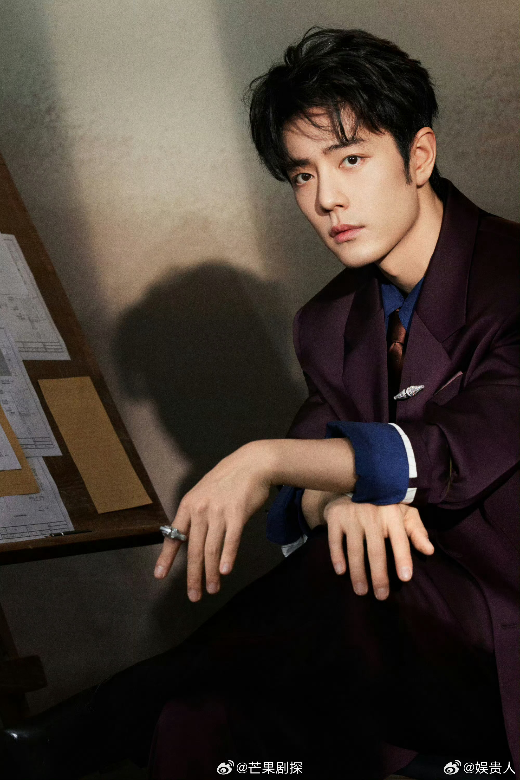 肖战西装男帝肖战戴关节戒 肖战身着西装，手戴关节戒指，好帅好有魅力啊 