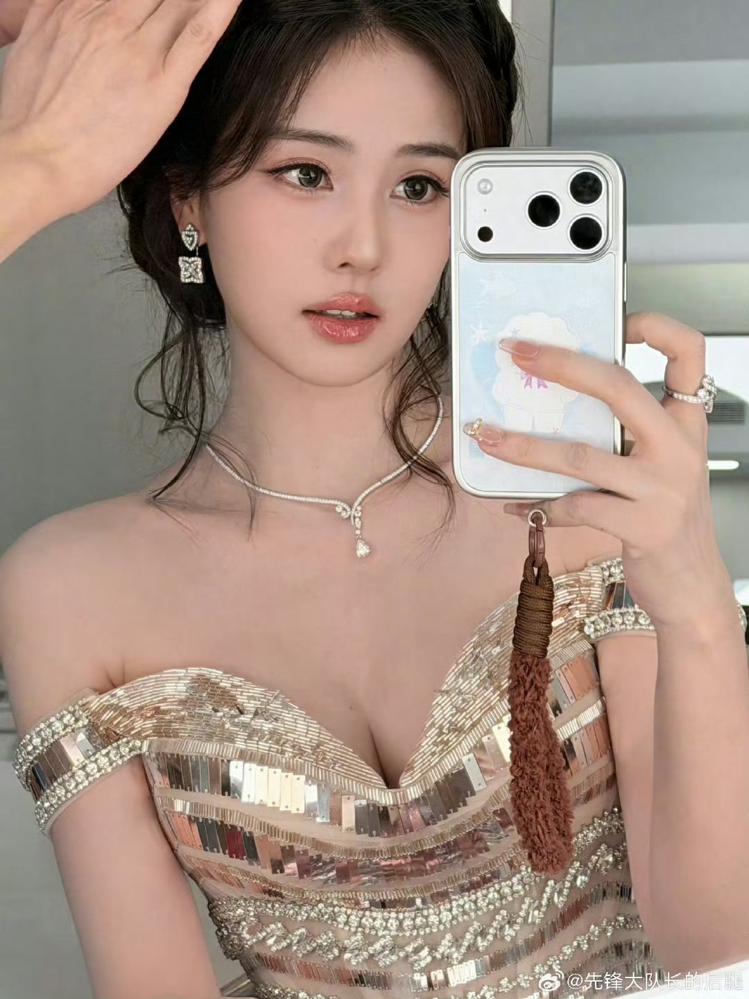 短剧演员余茵最近又因撞衫白鹿惹了争议。直播时她直接说，衣服是剧组给的，自己做不了