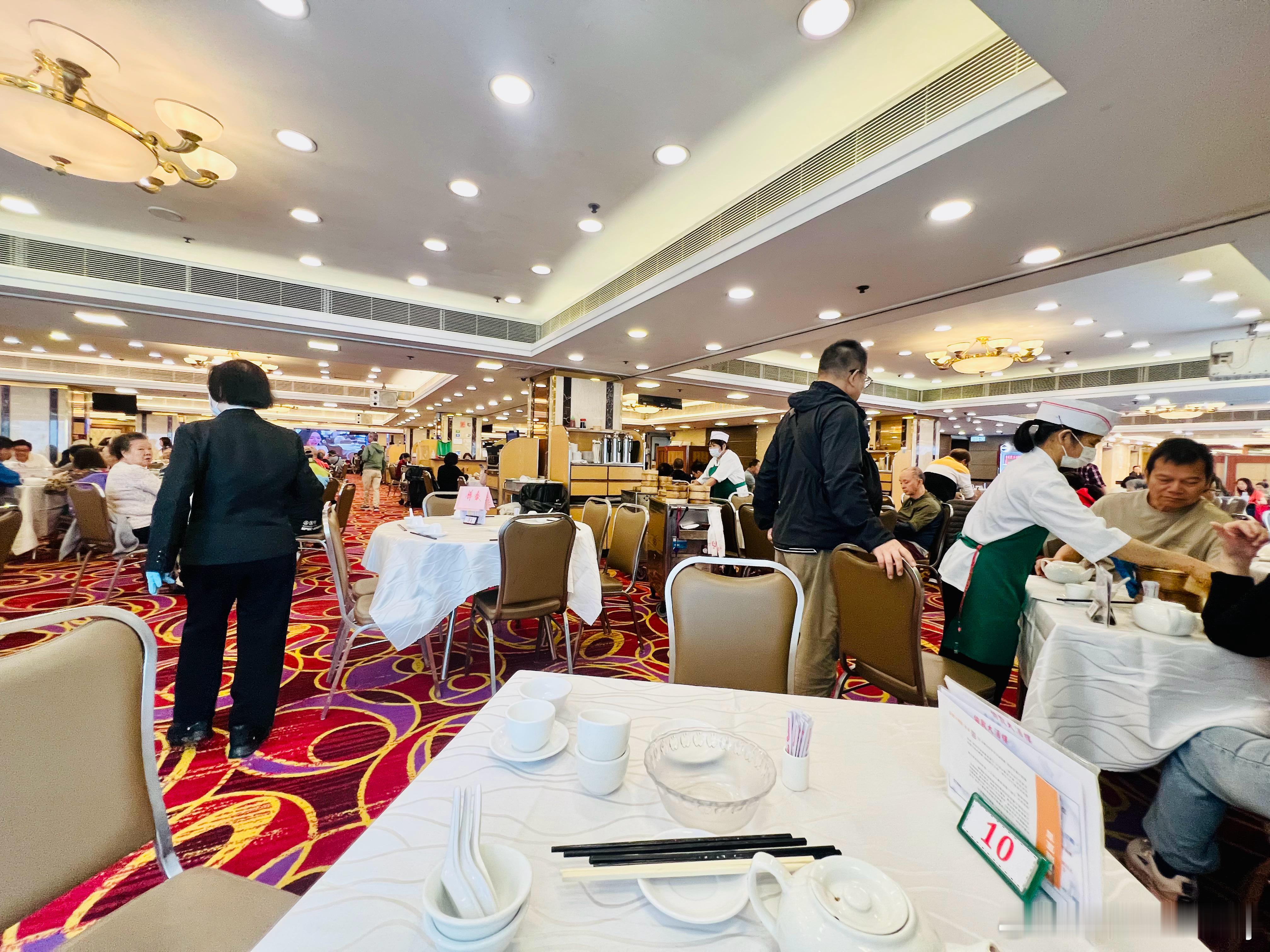 饮茶最传统，我觉得是在香港，加拿大和美国现在内地基本找不到推车仔的了，也没有小雨