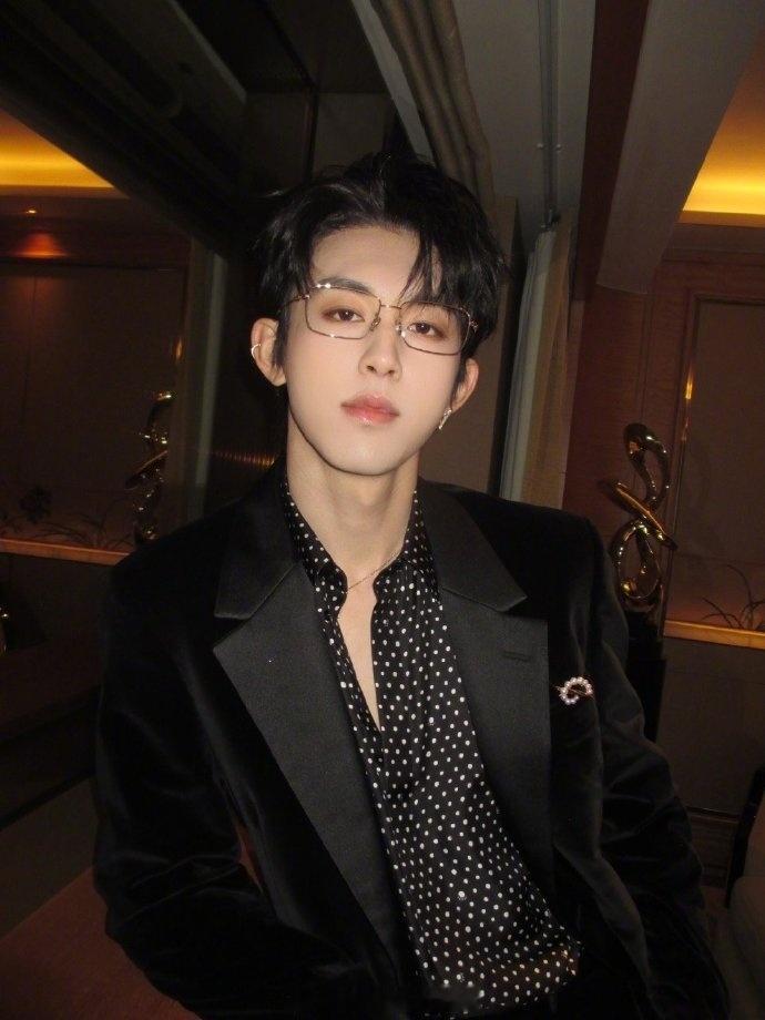 郭俊辰晒尖叫之夜后台合照 尖叫之夜后台颜值暴击，状态好到犯规，俊朗模样超吸睛，每