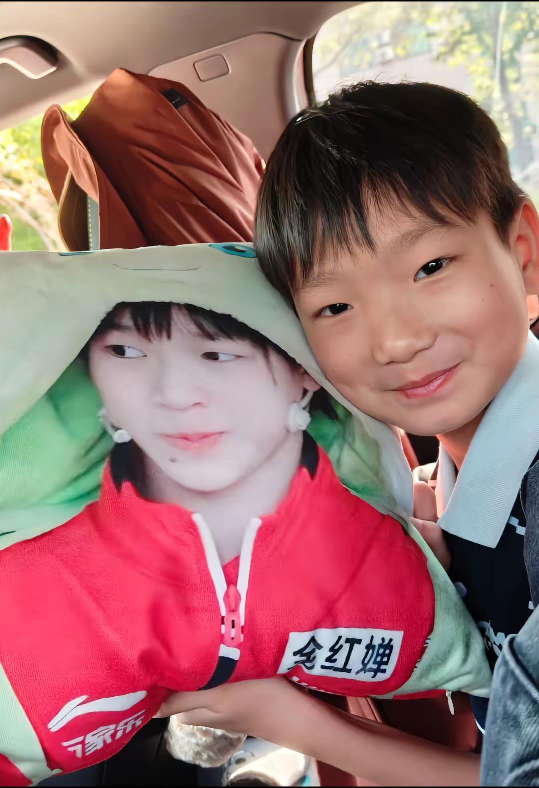 🤣这小子抱着婵宝抱枕不撒手！"姑姑我也要同款！"