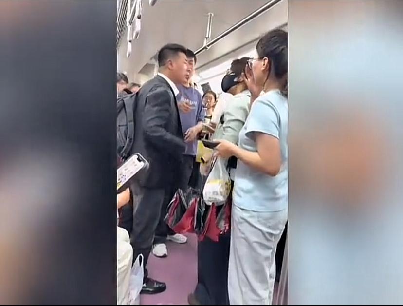 现在一些女子怎么了，都是有文化的人！男子地铁上了看了一眼戴口罩女子，引来一场吵架
