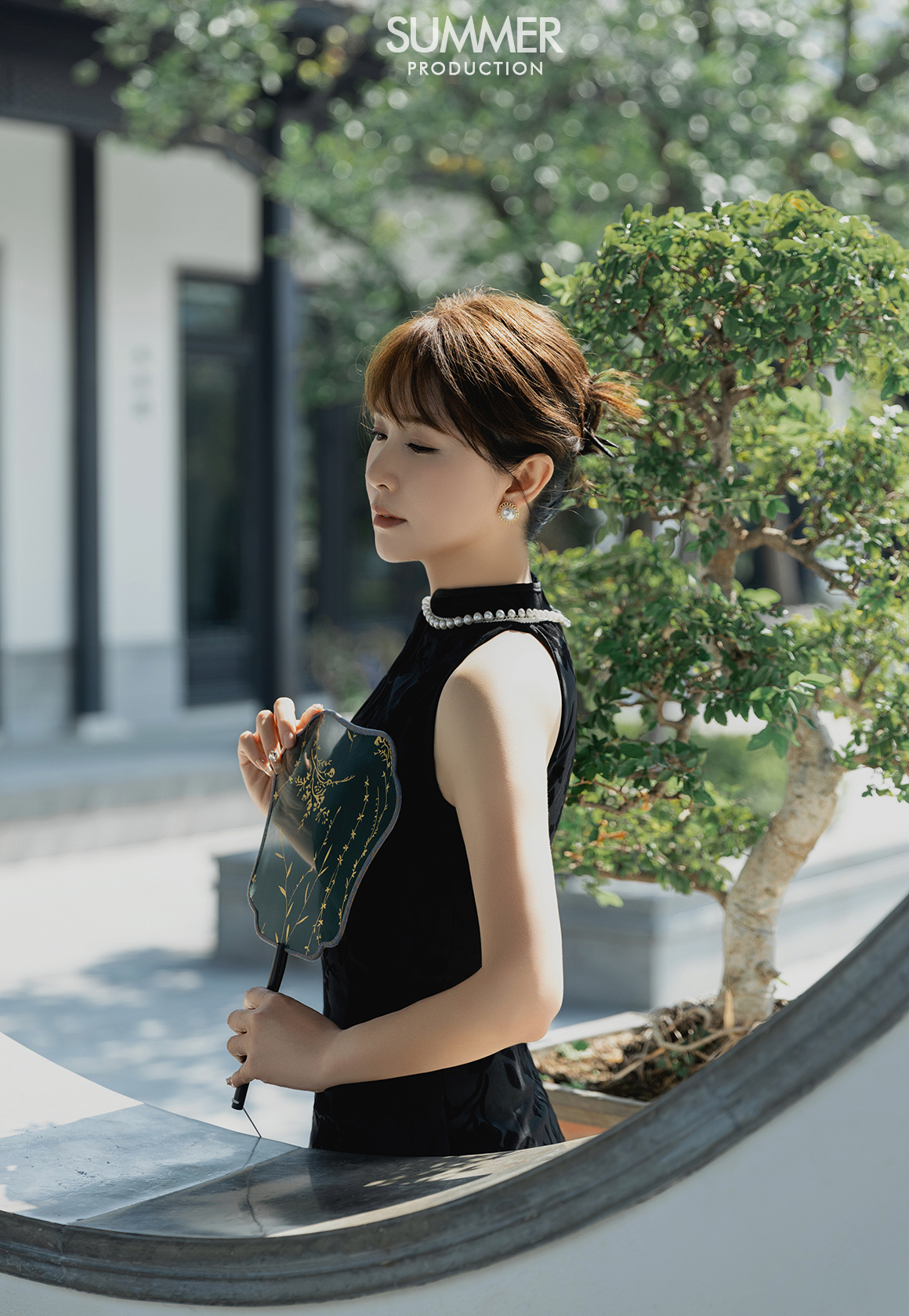 客片分享。黑色旗袍+中式园林真的太绝了！美女个人写真新中式写真复古写真 ​​​