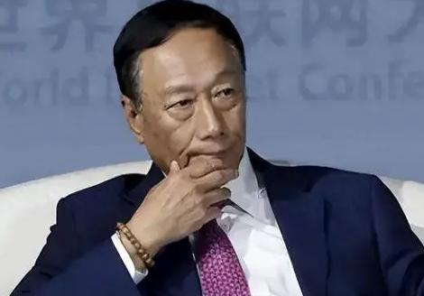 富士康崩得太突然！郭台铭绝对没料到，以前大陆工厂灯火通明的代工巨头，如今像破气球