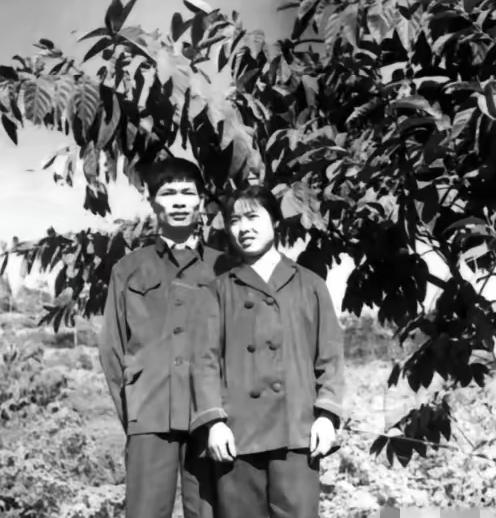 1970年，19岁北京知青摔断手臂，跑到县城买药。可药钱差1角，他恳请营业员帮忙