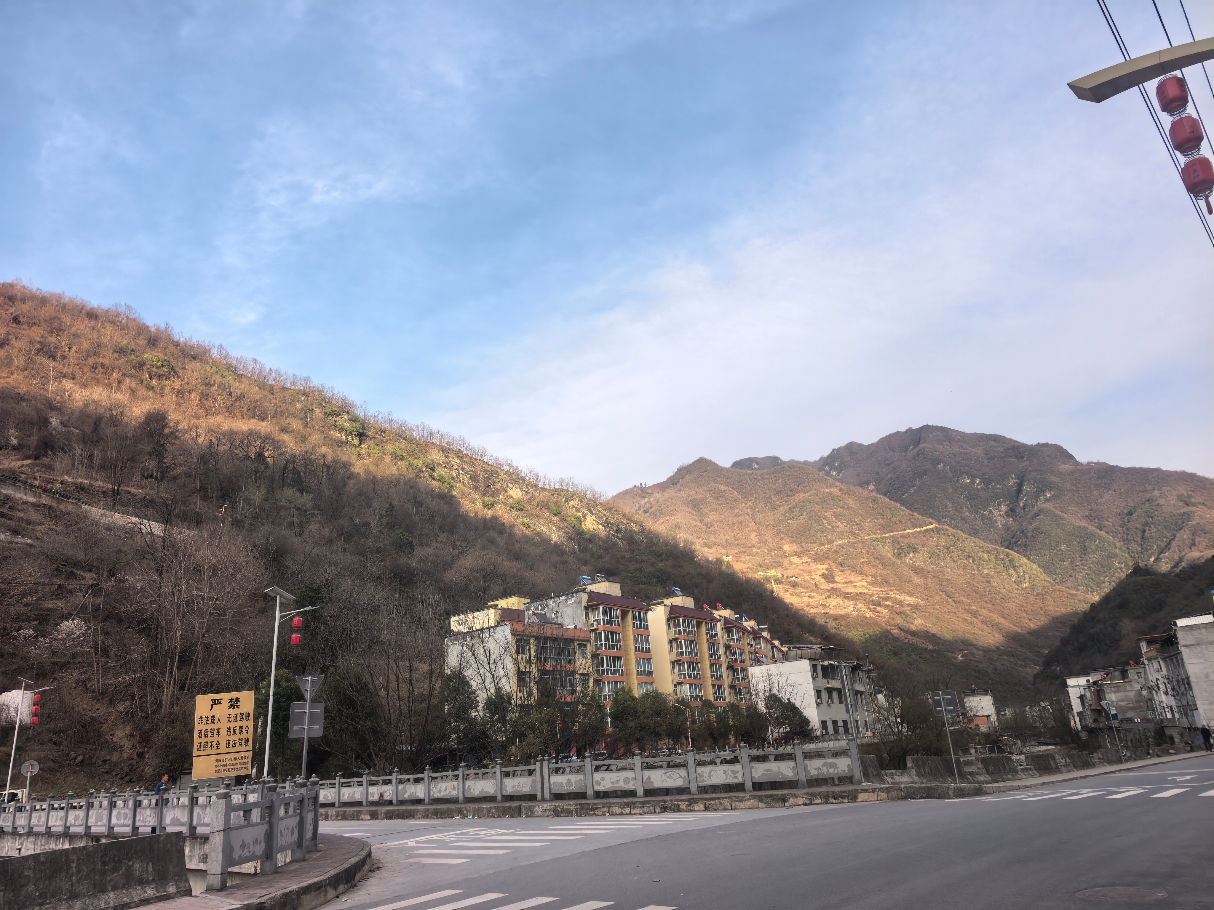 人与人之间相遇的意义彼此相近如宾，相互扶持，共同面对生活的困难和挑战，便是人间最