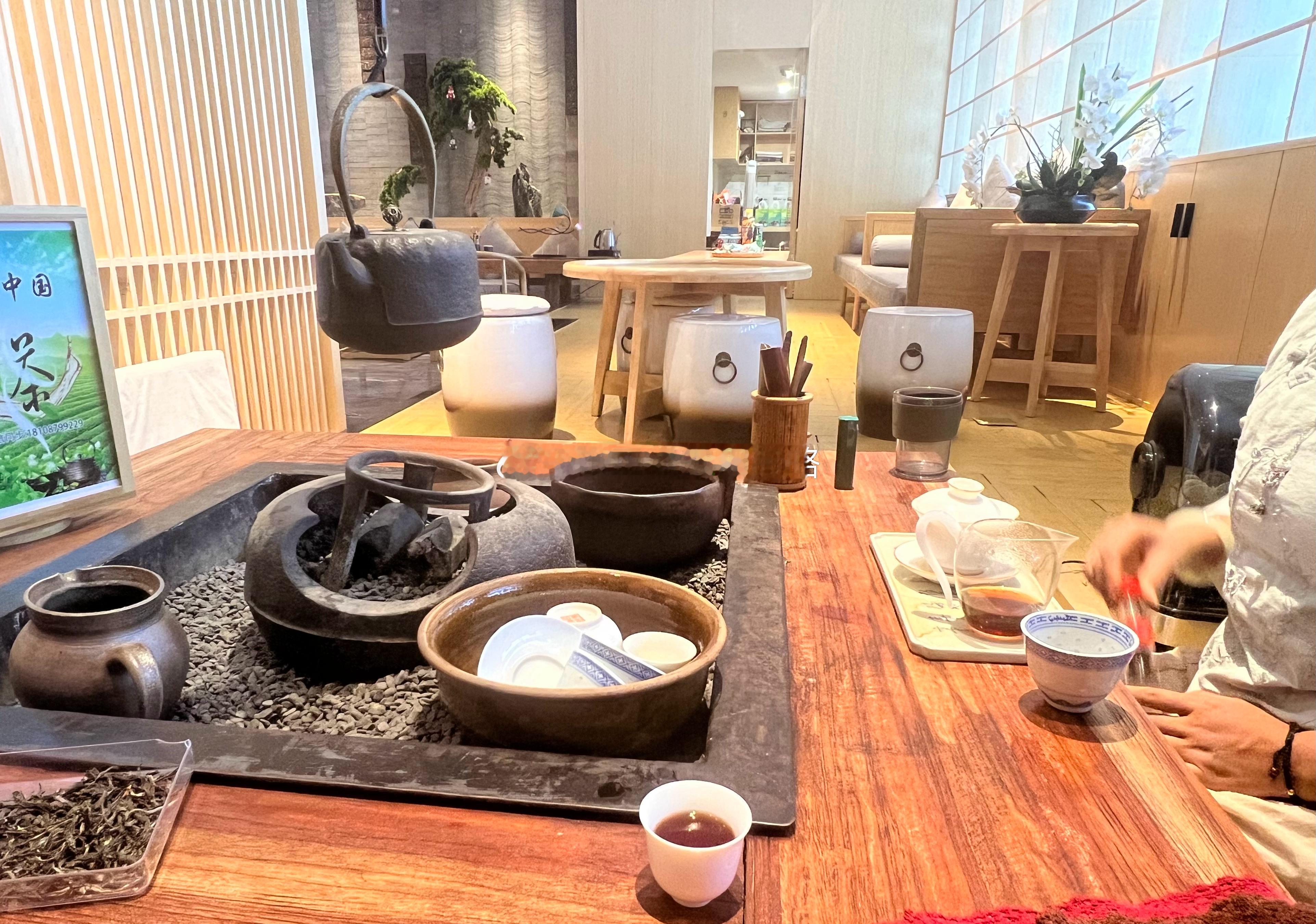 酒店大堂有免费的冰岛普洱喝，如果想喝 老班章 要额外收费…  ​​​