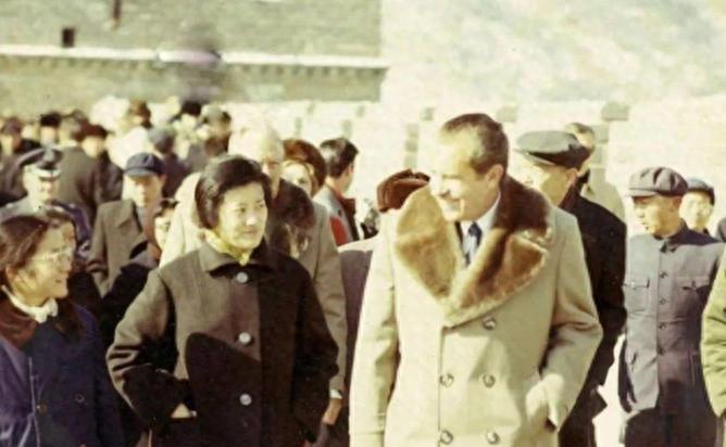 1972年，37岁的章含之与尼克松同框合影，优雅气质和端庄举止令人印象深刻！
1