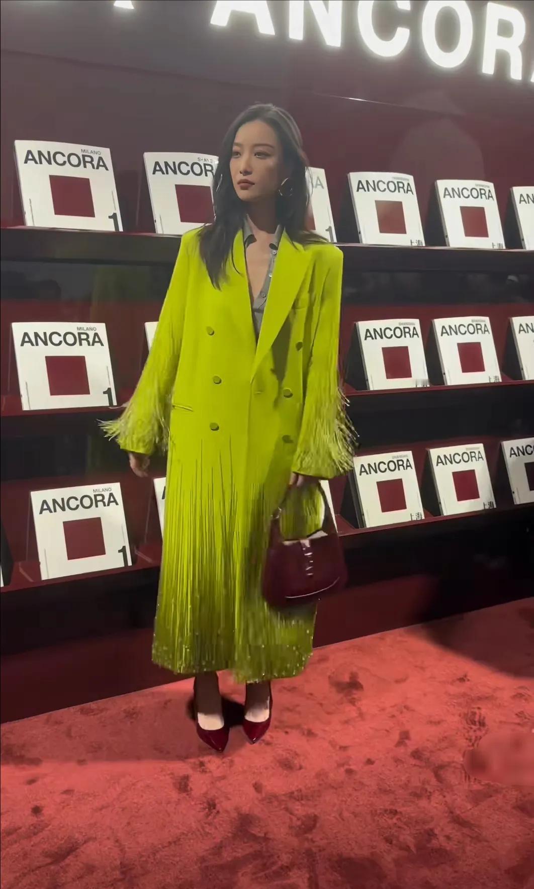 今日古驰活动倪妮一身红绿搭配流苏长款大衣造型好特别，如果换个人可以就是灾难造型，