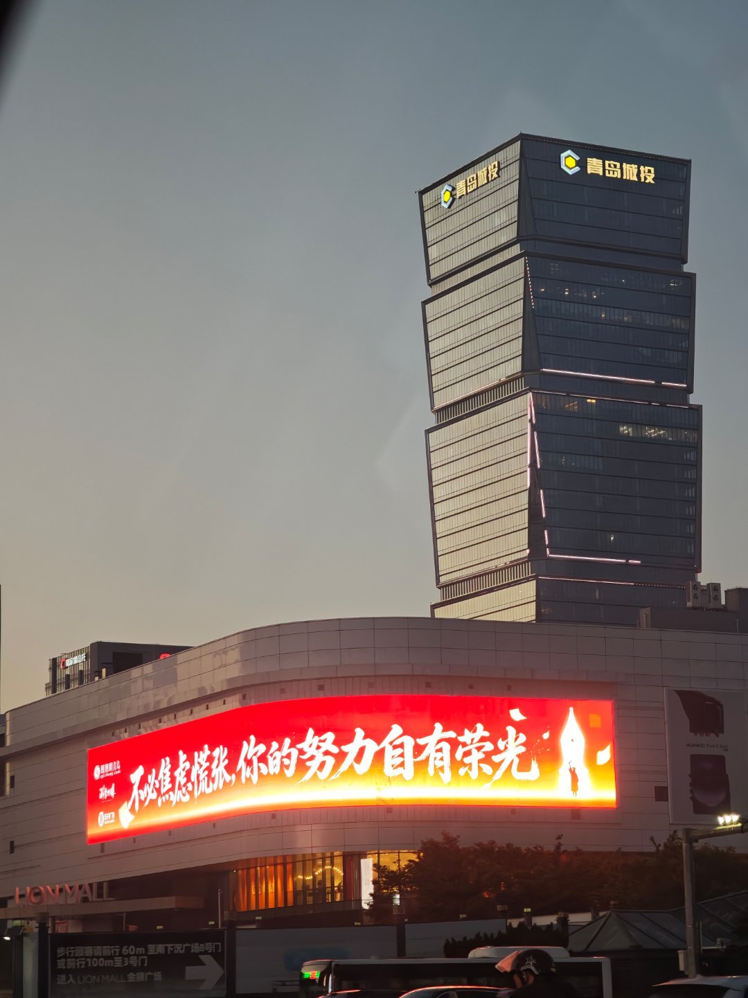 抬头撞见这句话，瞬间被戳中。所有挑灯夜读的努力，终会变成考场上的底气，加油～ 