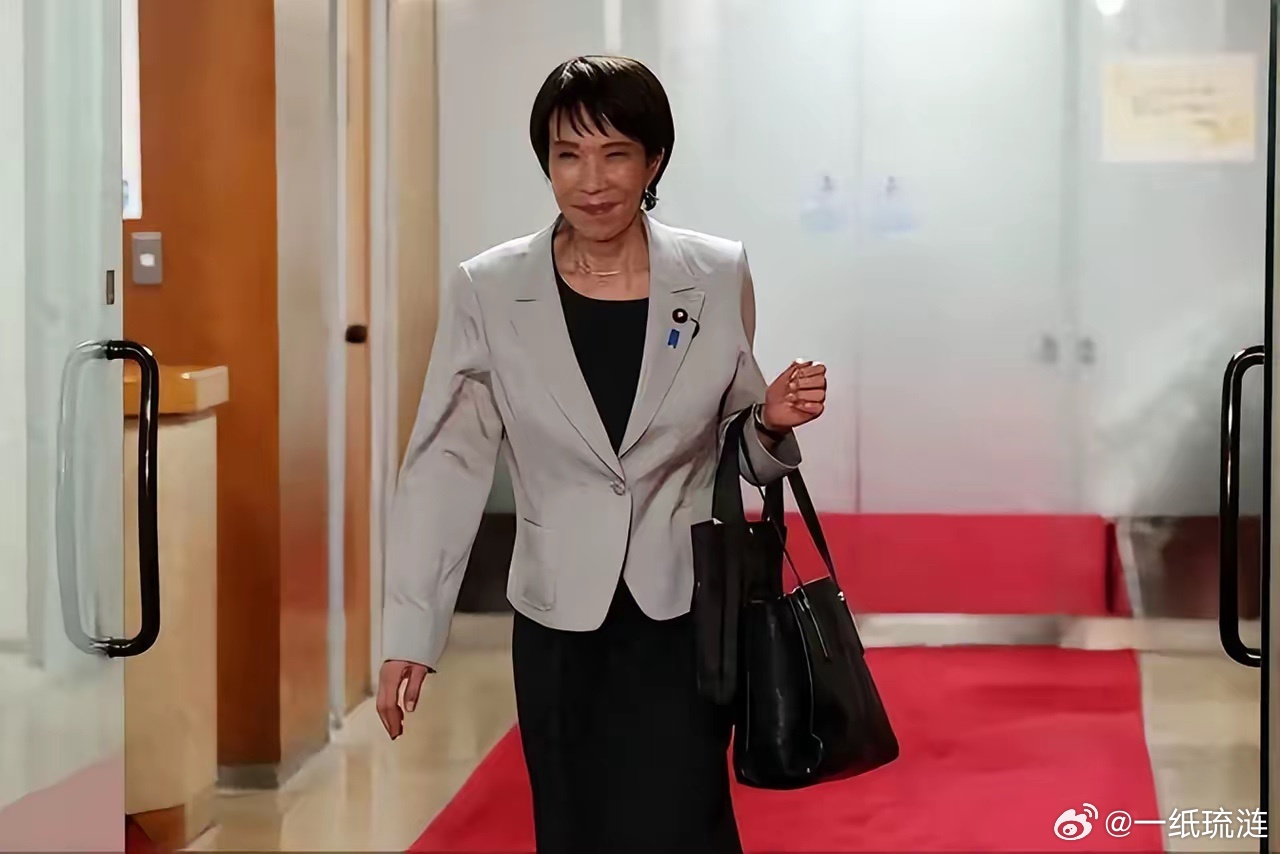 真的很好奇。她的包里装些什么？这是东邻女首相访问华盛顿途中有趣的一幕。女首相独自