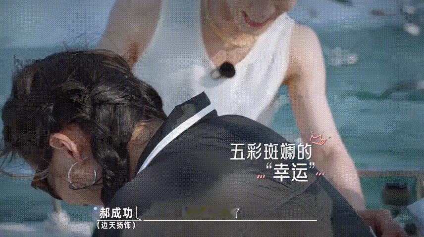 李昀锐边笑边帮关晓彤擦鸟屎电视剧耀眼外景拍摄永远充满未知，你永远不知道下一秒会迎
